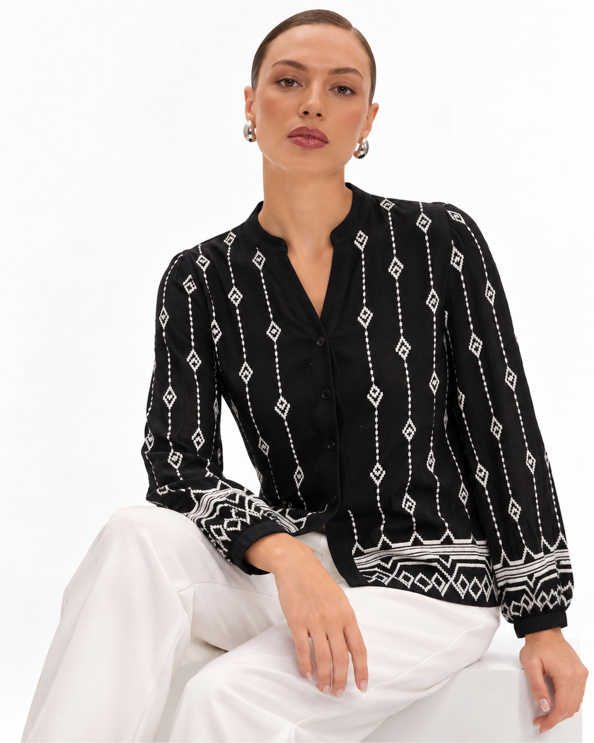Blusa Bordada Geométrica Negro – frente