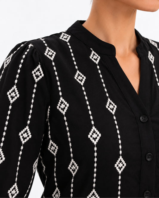 Blusa Bordada Geométrica Negro – detalle del bordado y la botonadura