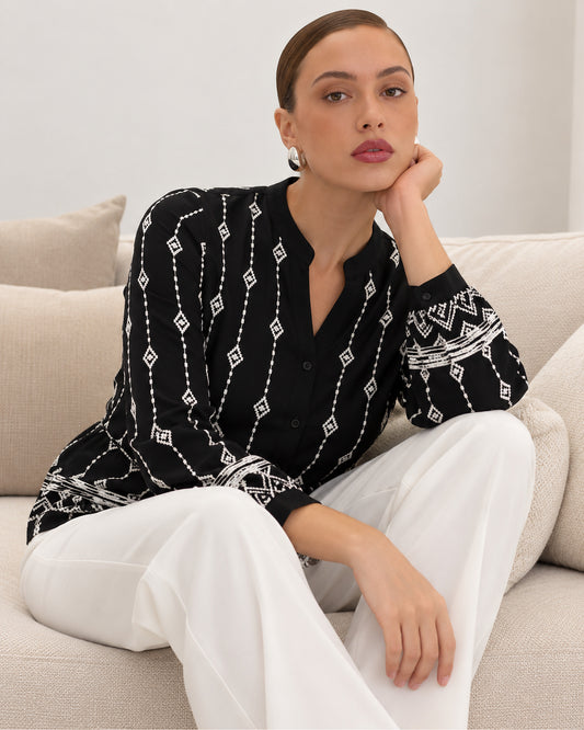 Blusa Bordada Geométrica Negro – ambientada en interior