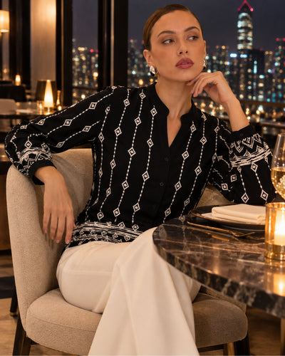 Blusa Bordada Geométrica Negro – ambientada de noche