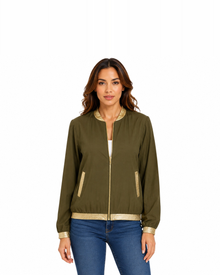 Chamarra Bomber Ligera Khaki – de frente