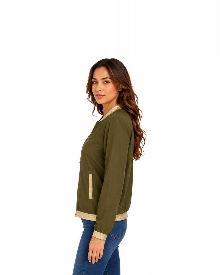 Chamarra Bomber Ligera Khaki – de lado