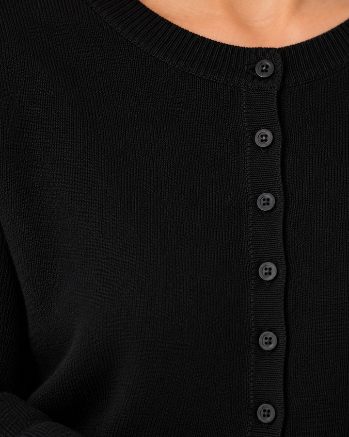 Cárdigan Clásico de Punto Negro – detalle de botones