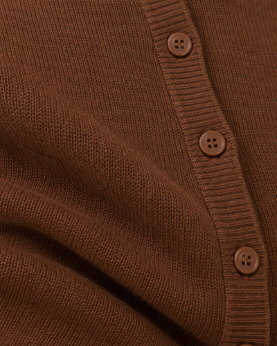 Cárdigan Clásico de Punto Café – detalle de botones
