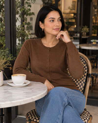 Cárdigan Clásico de Punto Café – ambientada interior