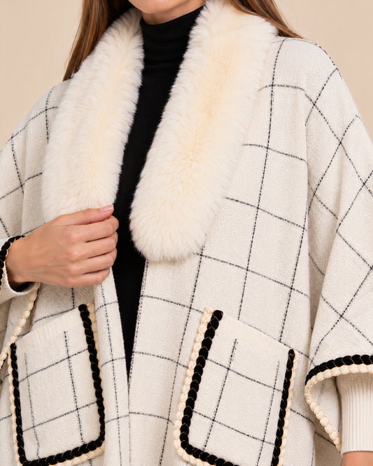 Capa Cuadros Cuello Peluche Blanco – detalle de la prenda