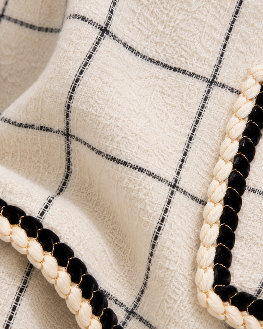 Capa Cuadros Cuello Peluche Blanco – detalle de tela