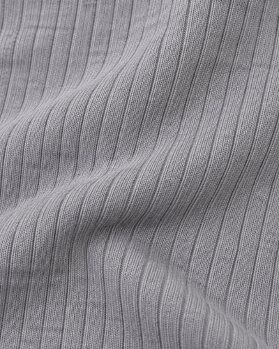 Suéter Canalé Medio Cierre Gris – detalle de tela
