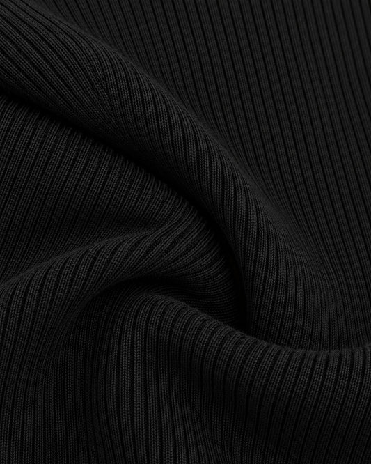Suéter Canalé Entallado Negro – detalle de tela