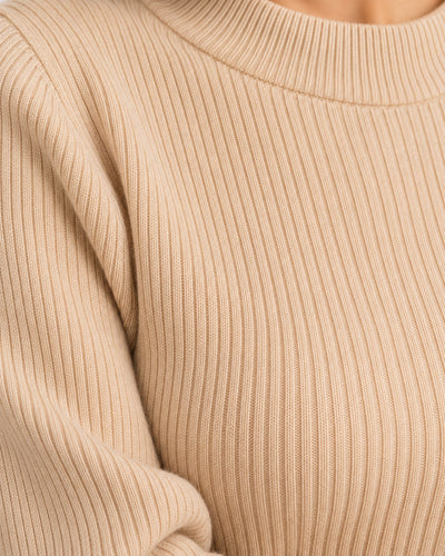 Suéter Canalé Entallado Beige – detalle de tela