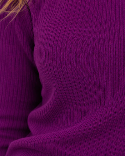 Suéter Canalé Entallado Morado – detalle de tela