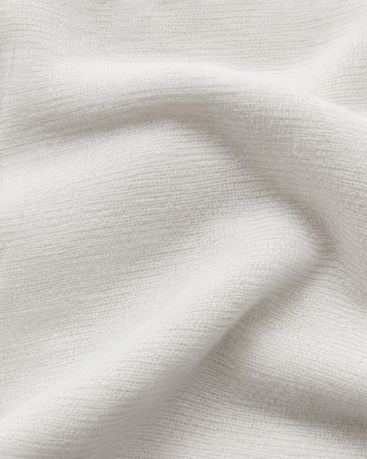 Suéter Cuello Alto Básico Blanco – detalle de tela