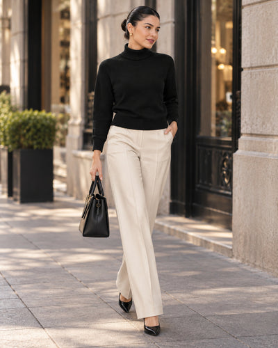 Suéter Cuello Alto Básico Negro – ambientada en exterior