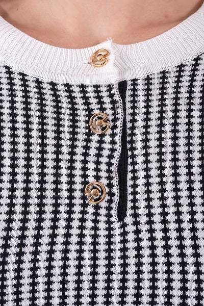 Vestido Tejido Elegancia Clásica Blanco – detalle de los botones