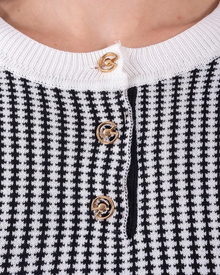 Vestido Tejido Elegancia Clásica Blanco – detalle de los botones