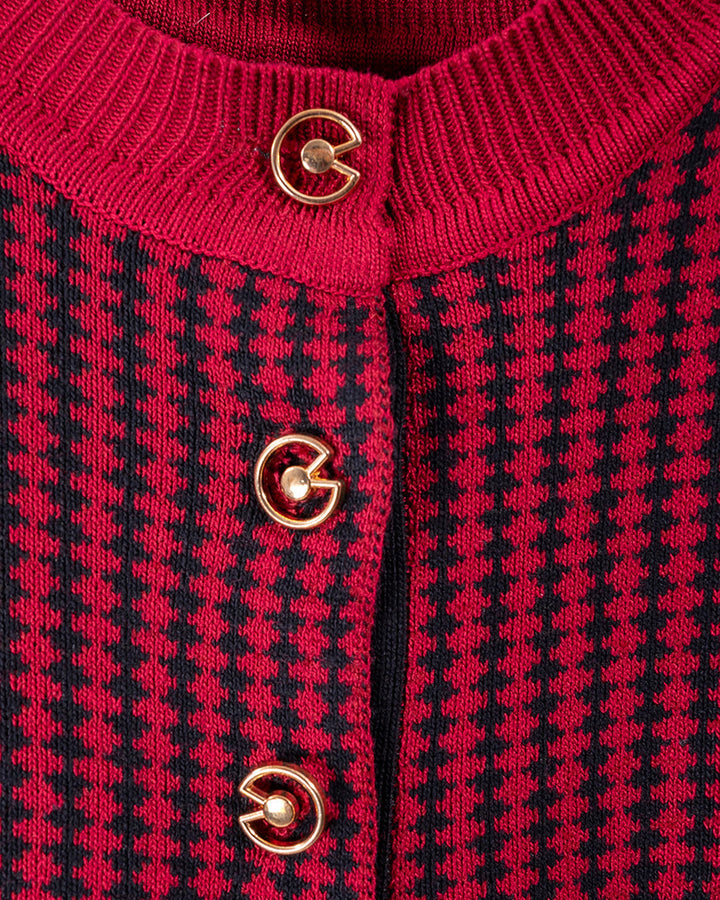 Vestido Tejido Elegancia Clásica Vino – detalle de los botones