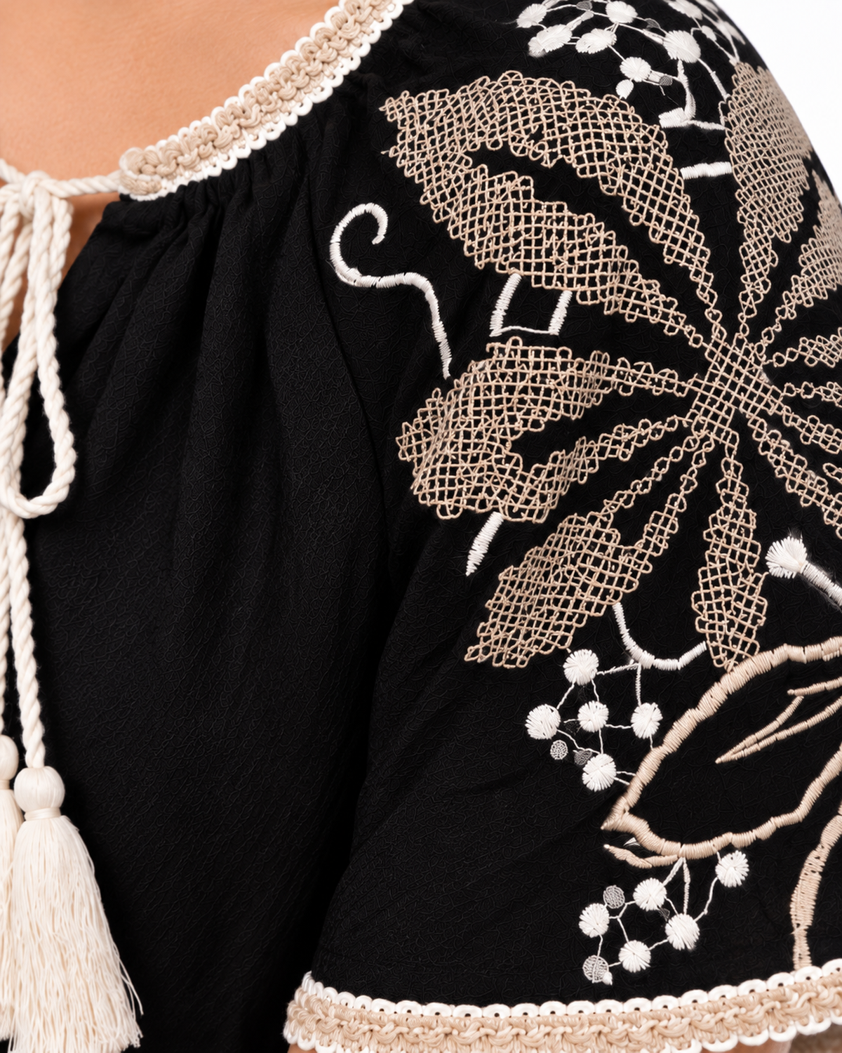Blusa Bordada Borlas