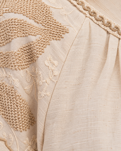 Blusa Bordada Borlas Beige – detalle de tela