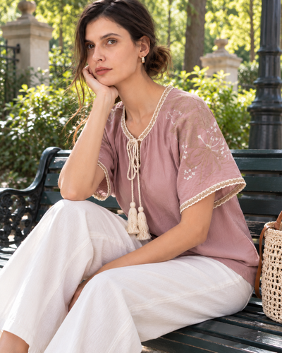 Blusa Bordada Borlas Rosa – ambientada