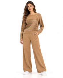 Conjunto Suéter Rayas Botones Dorados Khaki – frente