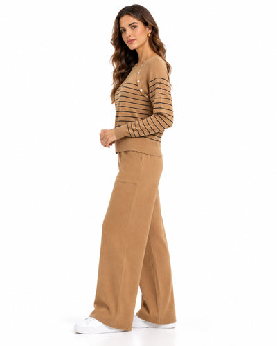 Conjunto Suéter Rayas Botones Dorados Khaki – lateral
