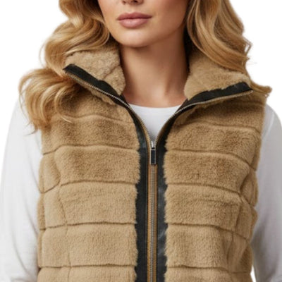 Chaleco Afelpado Premium Camel – detalle del cuello