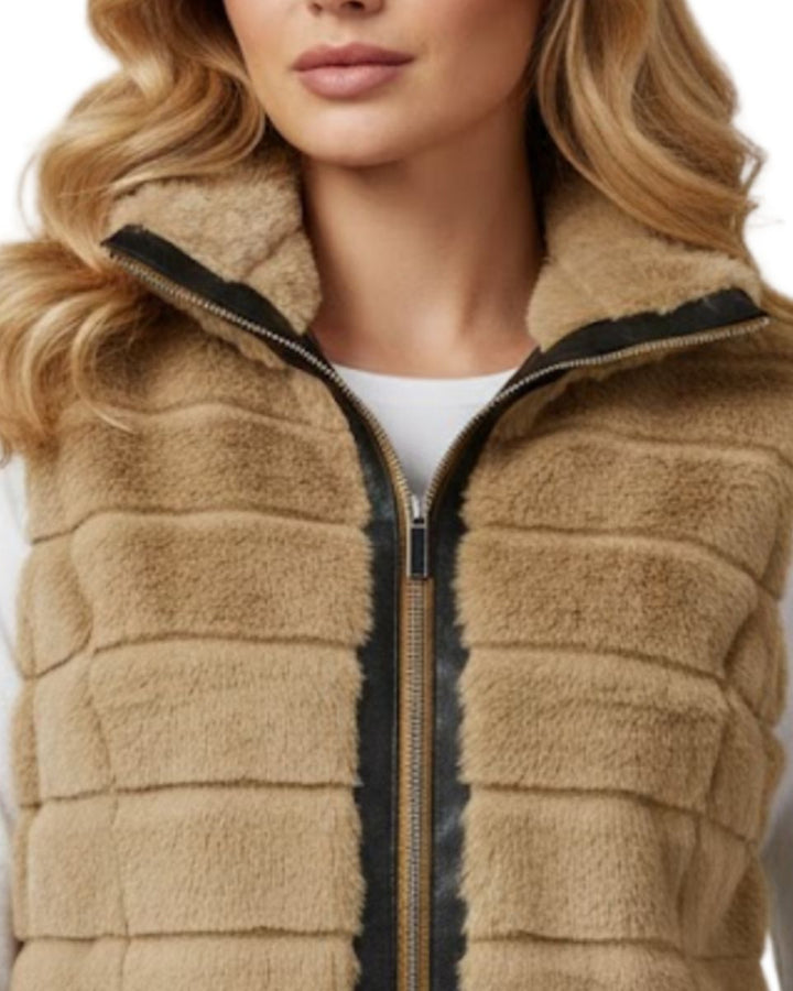 Chaleco Afelpado Premium Camel – detalle del cuello
