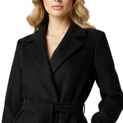 Abrigo Midi Elegante Negro – detalle del cuello