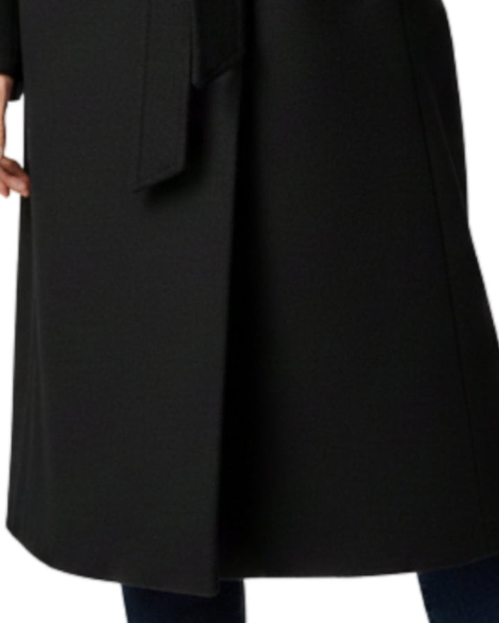 Abrigo Midi Elegante Negro – detalle del cinturón