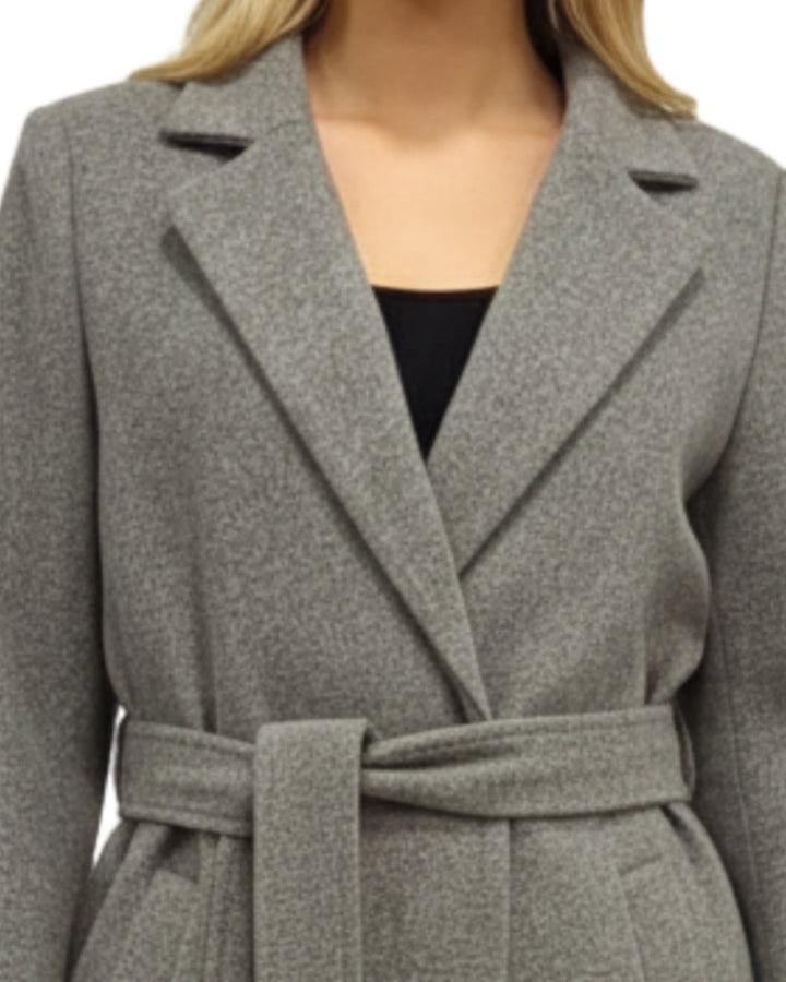 Abrigo Midi Elegante Gris – detalle del cuello
