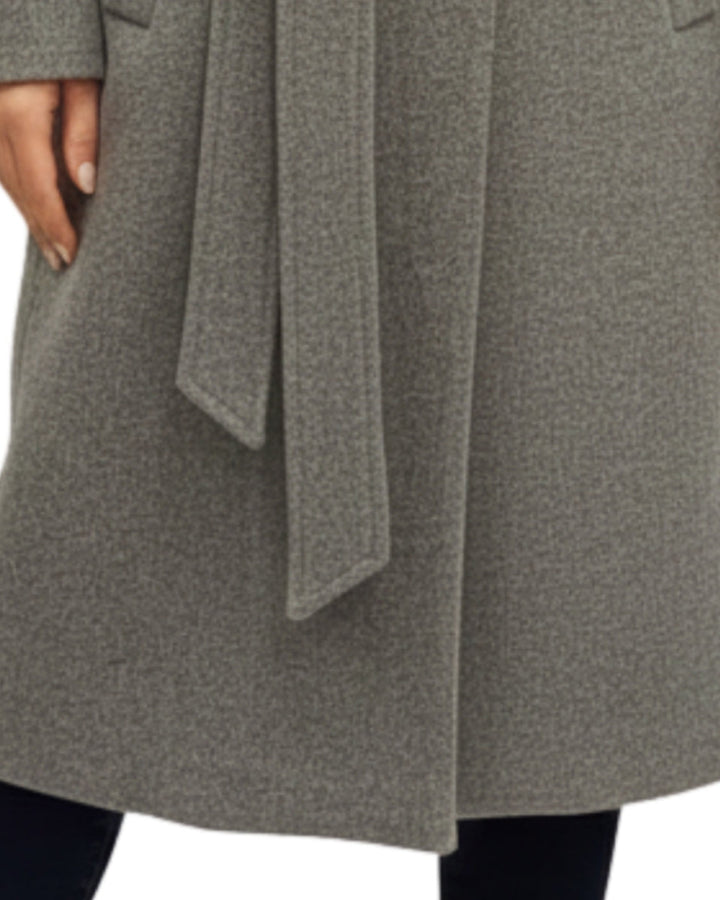 Abrigo Midi Elegante Gris – detalle del cinturón