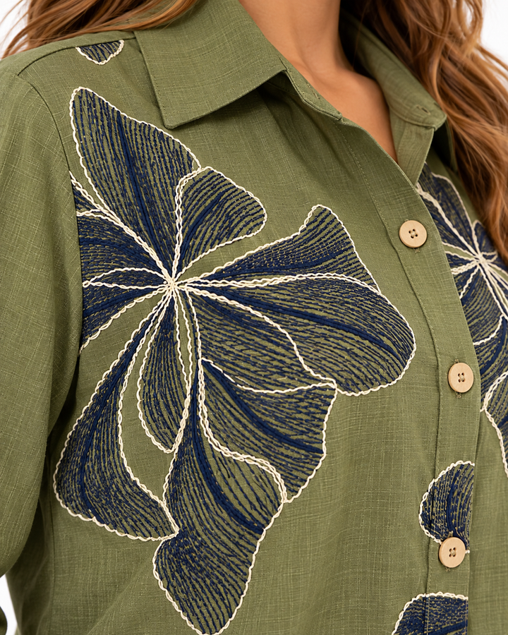 Camisa Bordada Flores Khaki – detalle del bordado y los botones