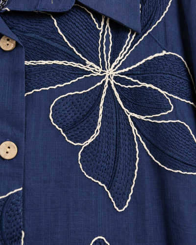 Camisa Bordada Flores Marino – detalle del bordado y los botones
