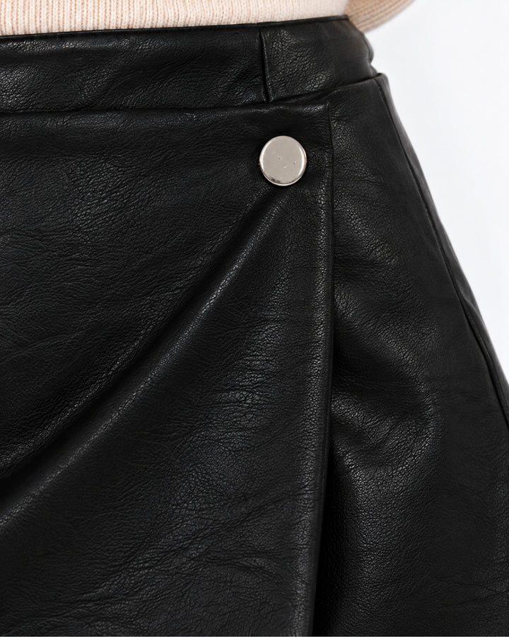 Short Falda Cruzado Negro – detalle del botón metálico y el cruce