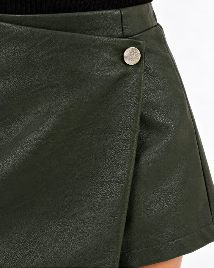 Short Falda Cruzado Olivo – detalle del botón metálico y el cruce