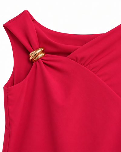 Blusa Drapeada Argolla Dorada Magenta – detalle de la argolla dorada
