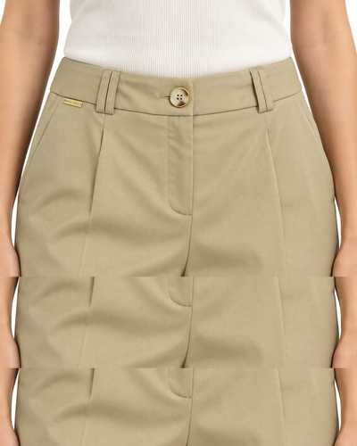 Pantalón Pinzas Botón Dorado Beige – detalle de la cintura y el botón dorado