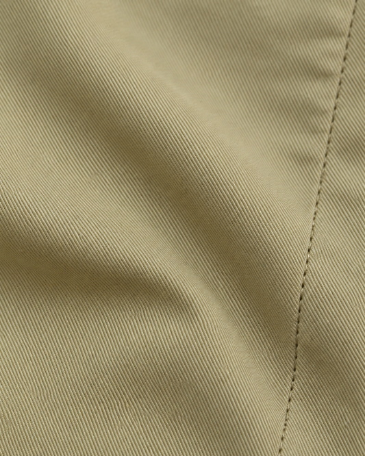 Pantalón Pinzas Botón Dorado Beige – detalle de la tela