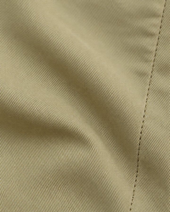 Pantalón Pinzas Botón Dorado Beige – detalle de la tela