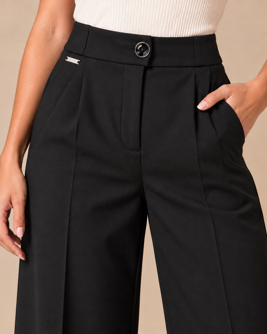 Pantalón Pinzas Tiro Alto Negro – detalle de la prenda