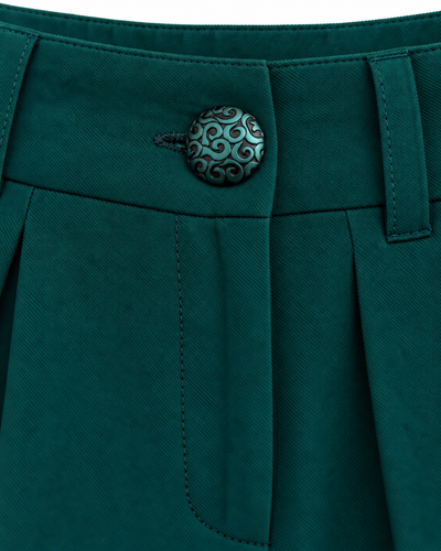 Pantalón Recto Botón Joya Verde – detalle del botón joya y la cintura
