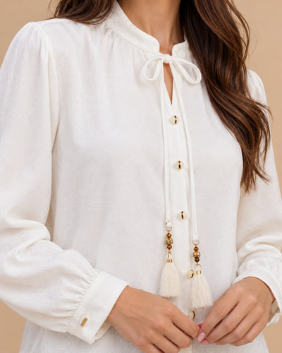 Blusa Lazo Borlas Doradas Blanco – detalle del cuello