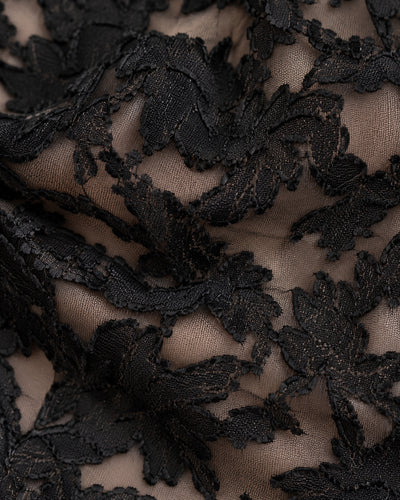 Blusa Encaje Floral Borlas Negro – detalle de tela