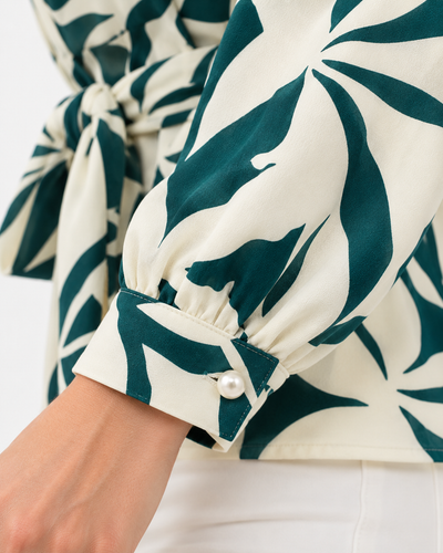 Blusa Cruzada Moño Lateral Verde – detalle del puño con botón de perla
