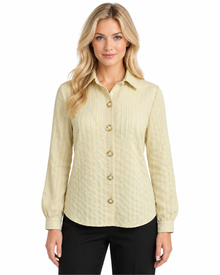 Camisera Texturizada Botón Joya Beige – de frente
