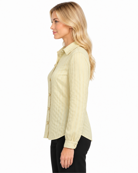 Camisera Texturizada Botón Joya Beige – de lado