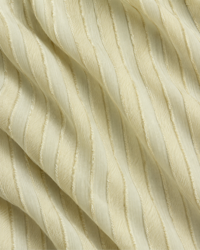 Camisera Texturizada Botón Joya Beige – detalle de la tela texturizada