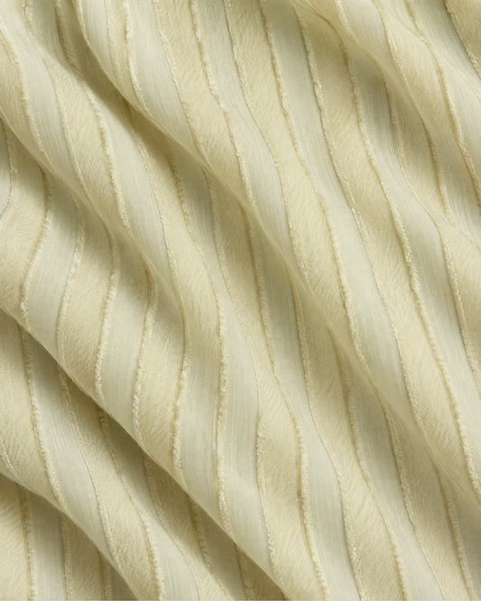 Camisera Texturizada Botón Joya Beige – detalle de la tela texturizada