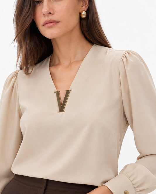 Blusa Satén Herraje Dorado Beige – detalle del escote y el herraje