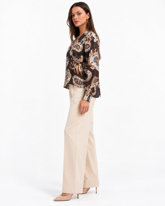 Blusa Paisley Escote Cruzado Café – cuerpo completo